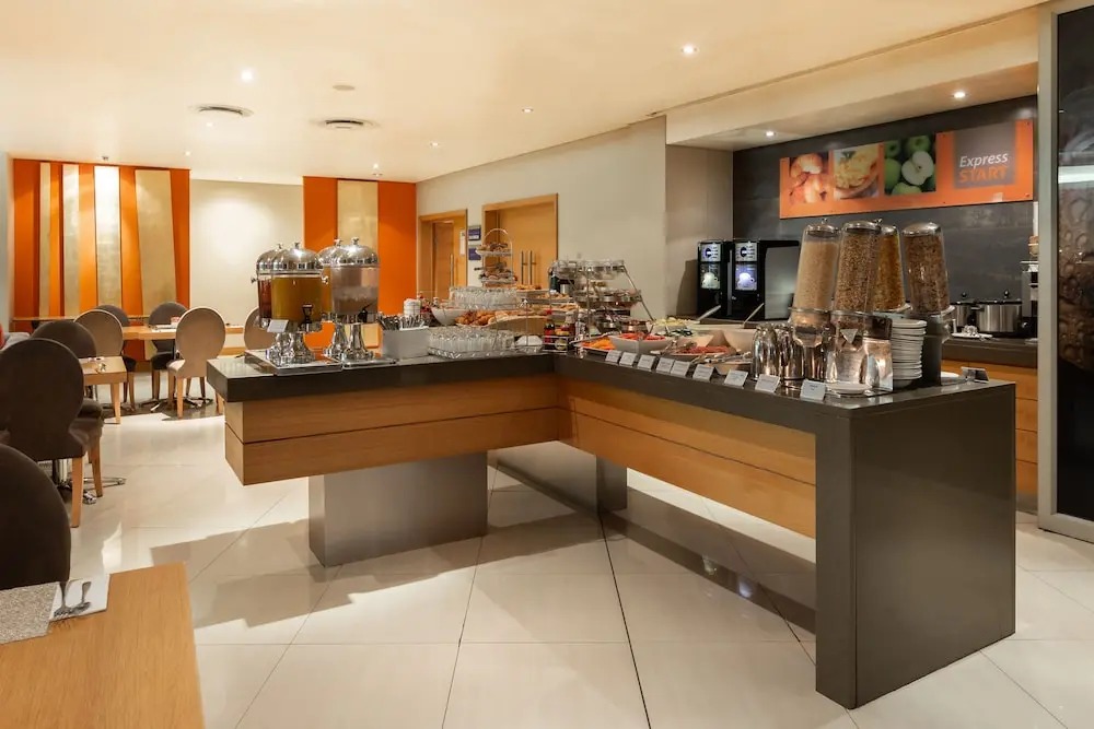 هتل هالیدی این